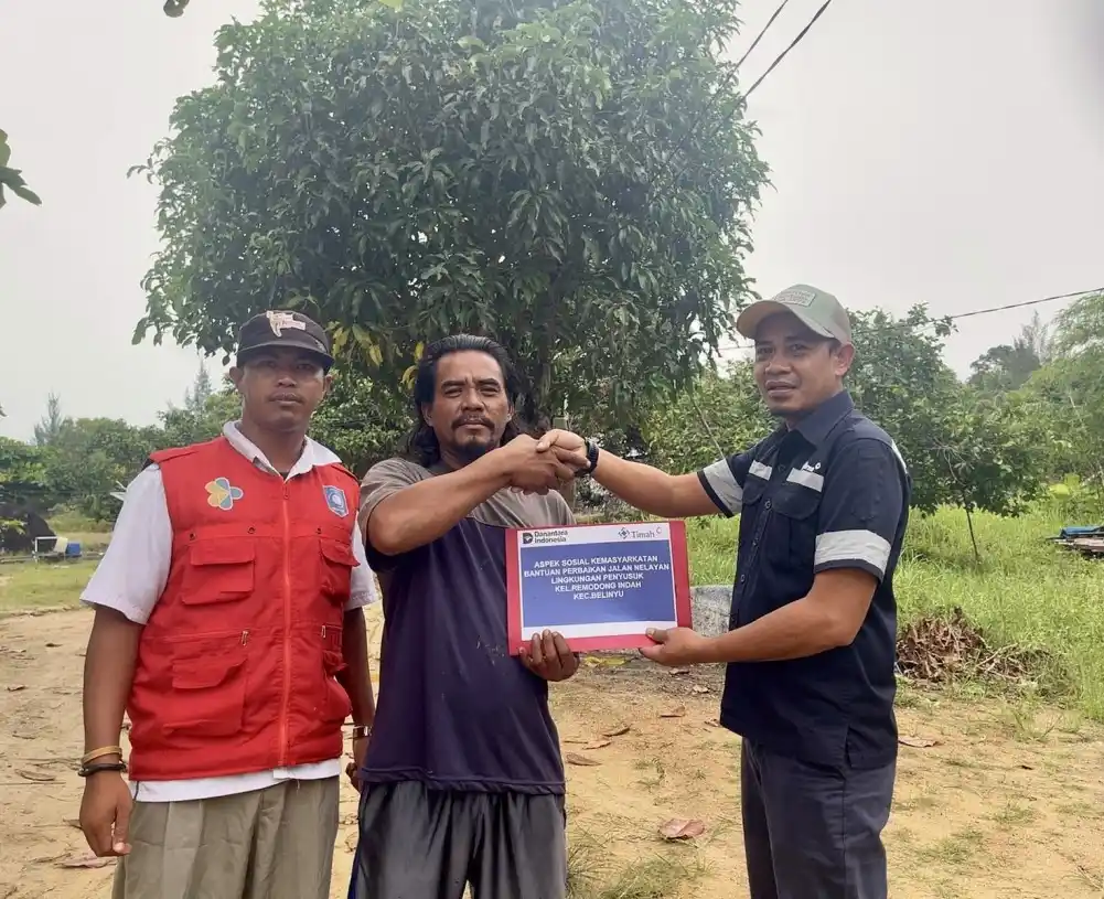 PT Timah Bantu Perbaikan Akses Jalan Nelayan di Penyusuk [Foto: Doc. PT Timah]