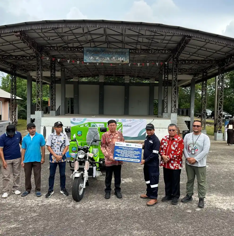 PT Timah Serahkan Bantuan untuk Komunitas Bank Sampah Nyiur Karya Lestari [Foto: Doc. PT Timah]