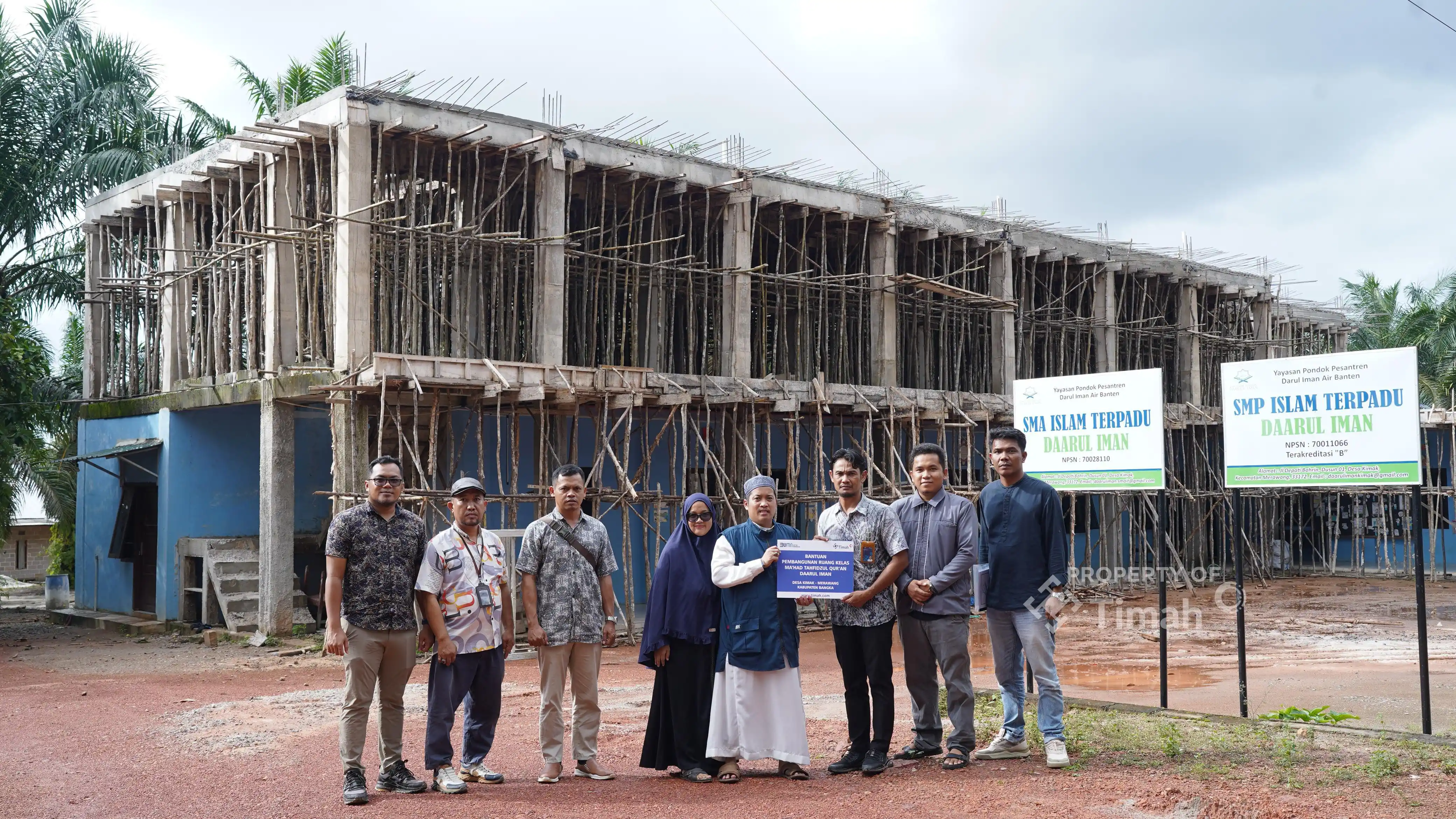 PT Timah Serahkan Bantuan ke Pondok Pesantren Ma’had Tahfizul Quran Daarul Iman Desa Kimak [Foto: Doc. PT Timah]