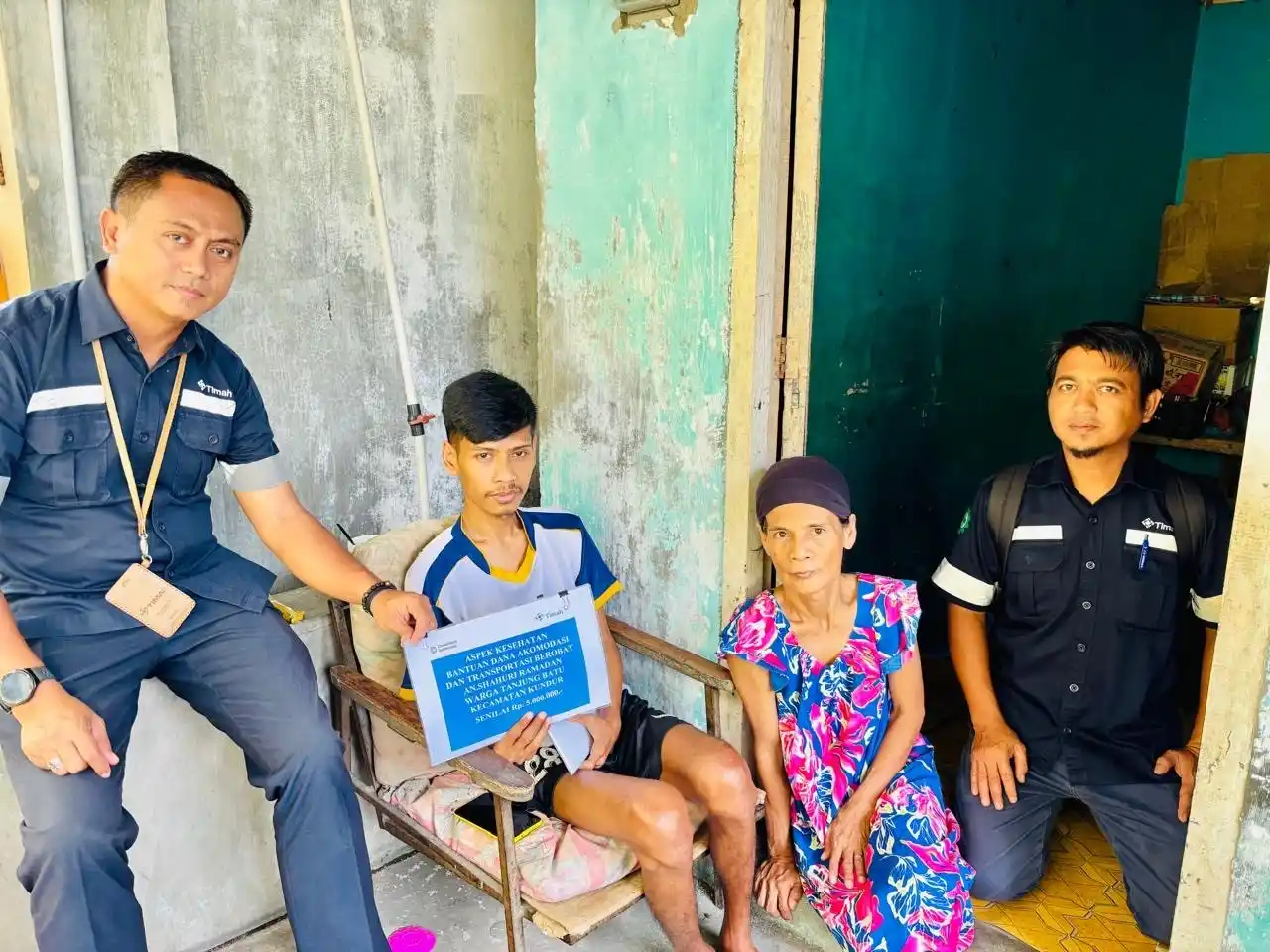 PT Timah Berikan Bantuan  Biaya Pengobatan untuk Shahuri [Foto: Doc. PT Timah]