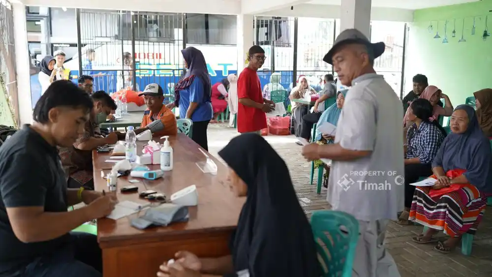 Warga Desa Baskara Bakti Serbu Mobil Sehat PT Timah [Foto: Doc. PT Timah]