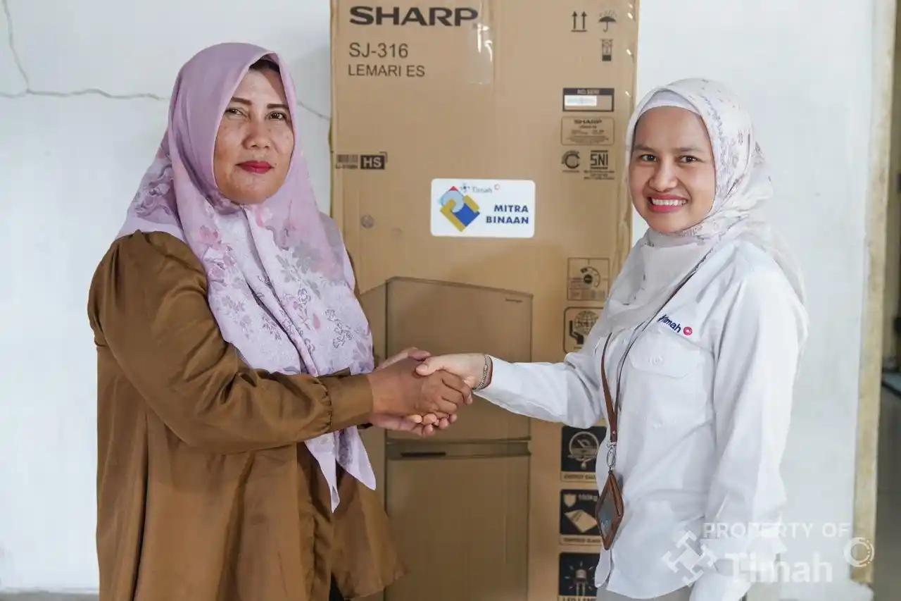 PT TIMAH Tbk Bantu Pelaku UMKM Rusip Asri jaga Kualitas Produksi Lewat Bantuan Kulkas [Foto: Doc. PT Timah]