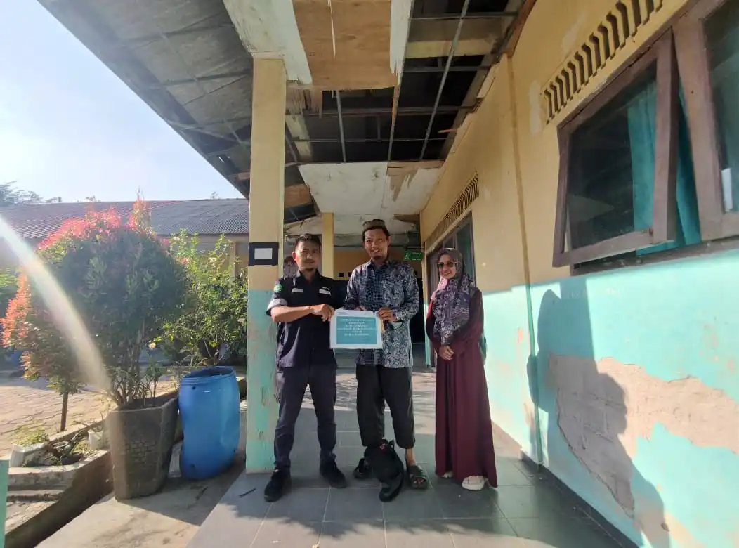 PT Timah Serahkan Bantuan untuk Madrasah Ibtidaiyah Darul Jannah Karimun [Foto: Doc. PT Timah]