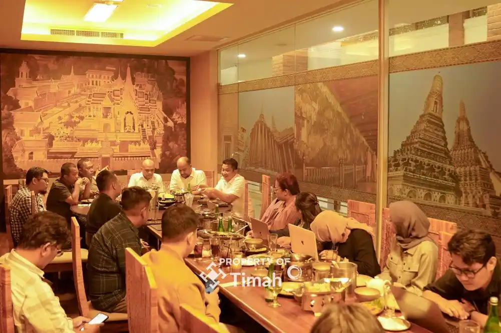 Dirut PT Timah Ahmad Dani Virsal makan bersama para Jurnalis [Foto: Doc. PT Timah]