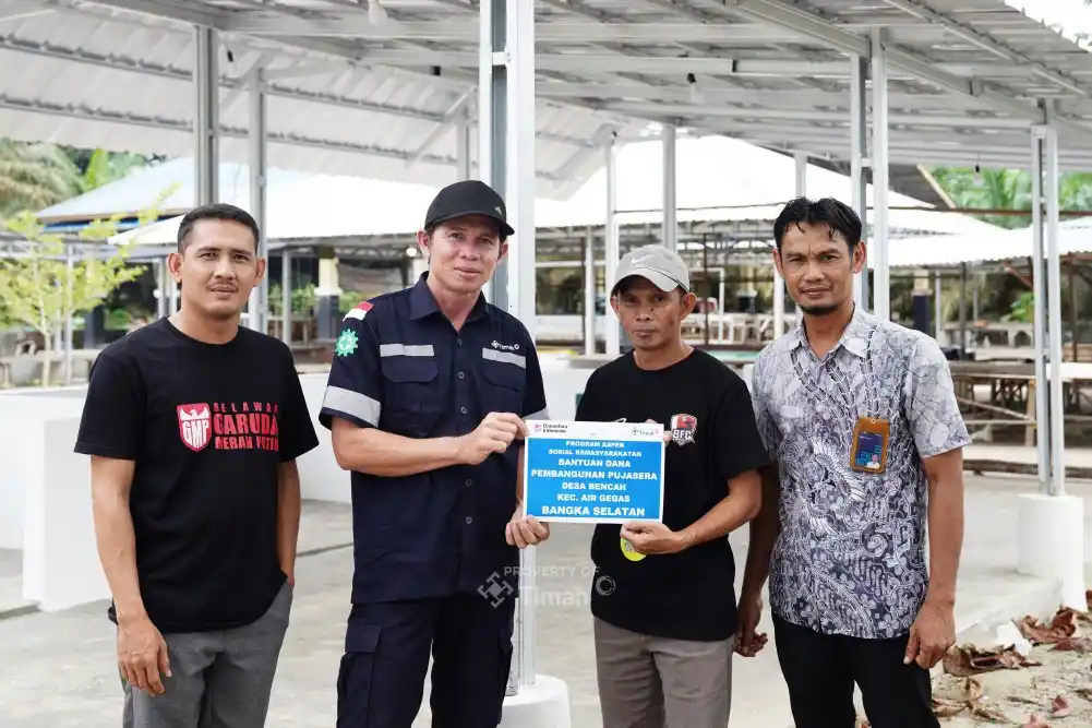 PT Timah menyalurkan bantuan untuk pembangunan Pusat Jajanan Serba Ada (Pujasera) di Desa Bencah, Kabupaten Bangka Selatan, Jumat (15/8/2025). [Foto: Doc. PT Timah]