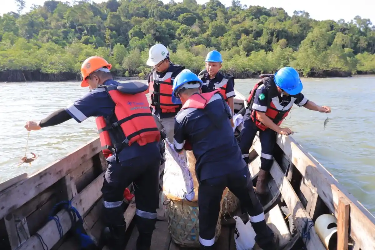 PT Timah Restocking Ratusan Kepiting Bakau di Perairan Kundur [Foto: Doc. PT Timah]