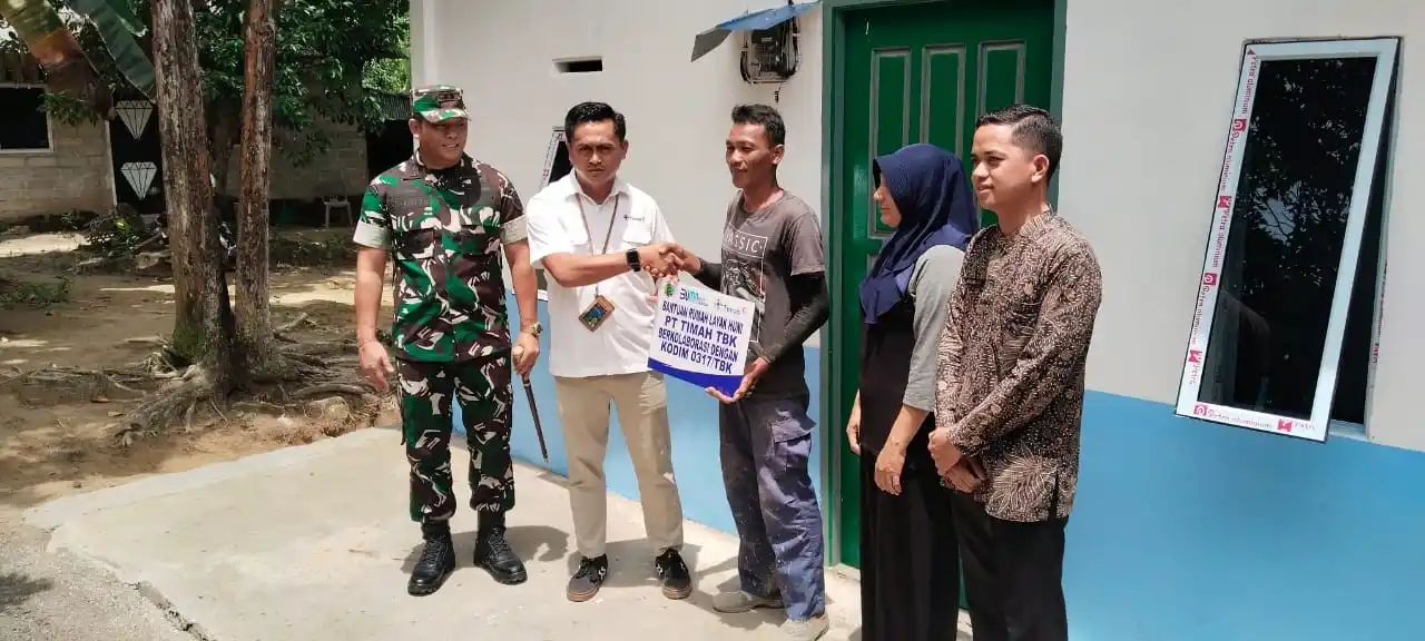 PT Timah-Kodim 0317 Serahkan Rumah Layak Huni [Foto: Doc. PT Timah]