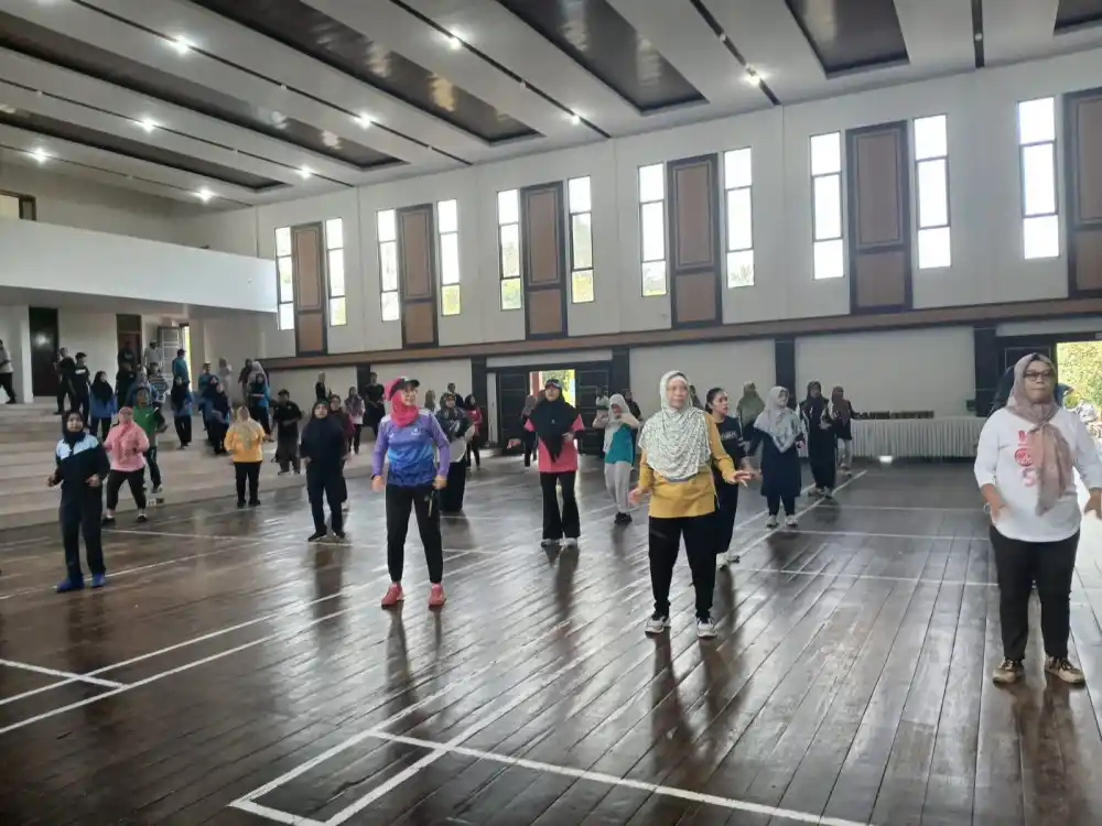 PT Timah Gelar Senam Bersama Warga Kecamatan Mentok [Foto: Doc. PT Timah]