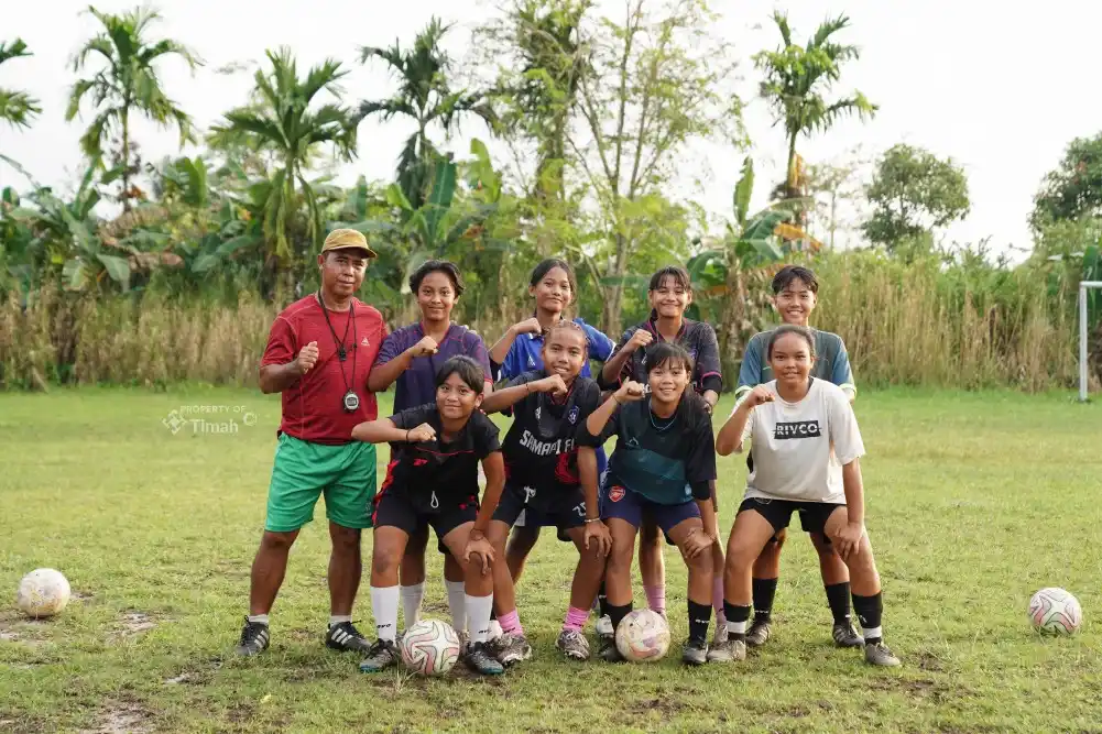 T Timah Tbk mendukung pembinaan atlet muda di Bangka Belitung, dengan menyalurkan bantuan kepada Sekolah Sepak Bola (SSB) Tunas Mandiri di Desa Rias, Kabupatena Bangka Selatan. [Foto:  Doc PT Timah]