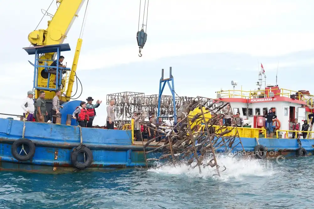 PT TIMAH Tbk-Ditlantas Polda Babel Tenggelamkan Rumpon di Perairan Rebo [Foto: Doc. PT Timah]