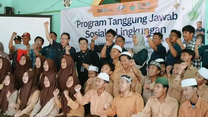 Ribuan pelajar dari berbagai sekolah di Sumatera dan Kalimantan antusias menyambut program makan bergizi gratis yang dilaksanakan Sub Holding PTPN IV PalmCo (Foto: Istimewa)