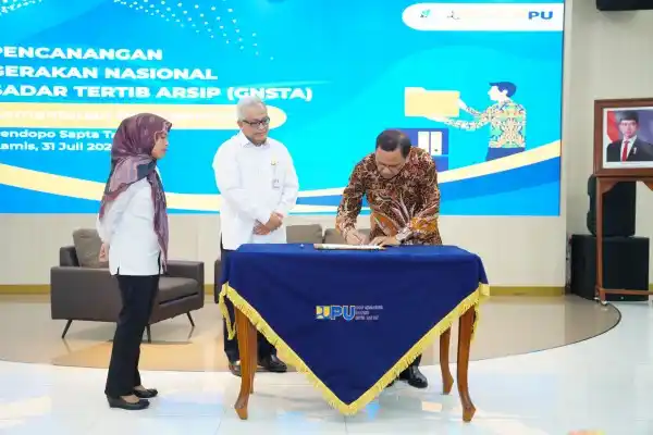 Kementerian Pekerjaan Umum (PU) dan Arsip Nasional Republik Indonesia melakukan penandatangan kerjasama Gerakan Nasional Sadar Tertib Arsip (GNSTA) di Gedung Kementerian PU (31/7). (foto: Dok PU)