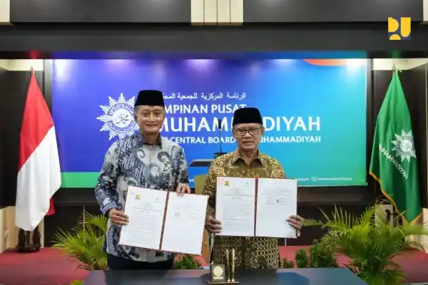 Kementerian Pekerjaan Umum (PU) dan Pimpinan Pusat (PP) Muhammadiyah menandatangani Nota Kesepahaman tentang Sinergi dan Dukungan Pembangunan serta Rehabilitasi Sarana dan Prasarana Pendidikan, Sosial, Peribadatan, dan Kesehatan, di Yogyakarta, Selasa (12/8). (foto: Dok PU)