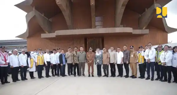 Kementerian PU bersama Gubernur Kalimantan Timur Rudi Mas’ud dan Komisi V DPR RI. (foto: dok PU)
