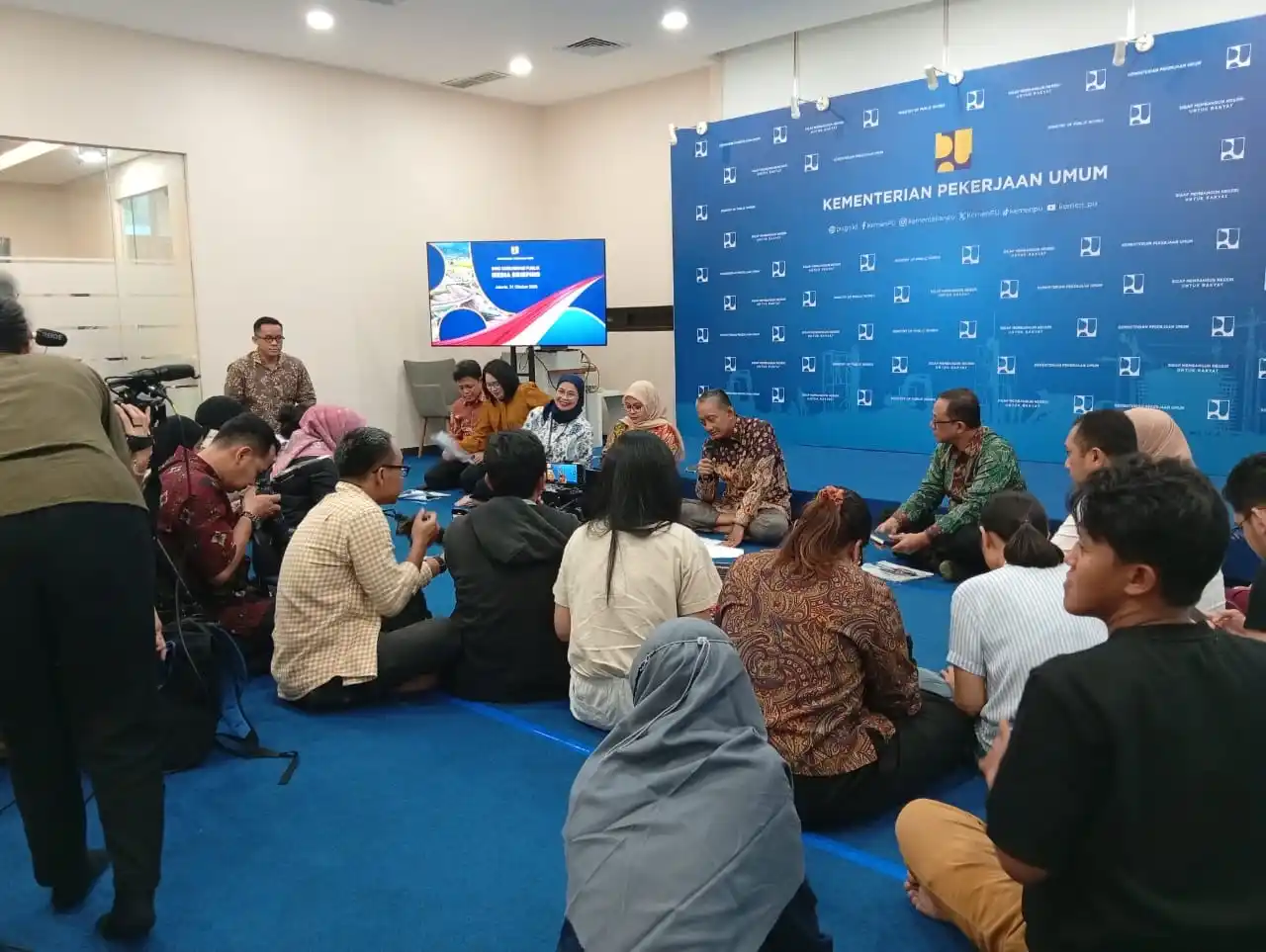 Menteri Pekerjaan Umum, Dody Hanggodo bersama jajaran menggelar Media Briefing di Kantor Kementerian PU, Jakarta, Jumat (31/10).