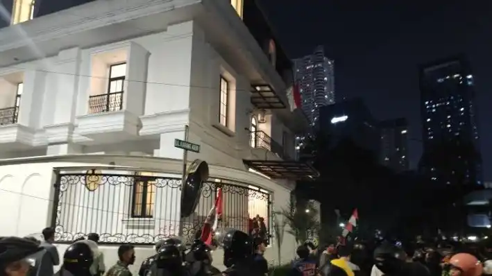 Kediaman Ketua DPR RI Puan Maharani menjadi sasaran terbaru kemarahan massa. Minggu (31/8) dini hari sekitar pukul 04.00 WIB, ratusan orang berkumpul di depan rumah Puan di Jakarta. Mereka meneriakkan seruan keras yang meminta putri Ketua Umum DPP PDIP Megawati Soekarnoputri itu agar keluar.