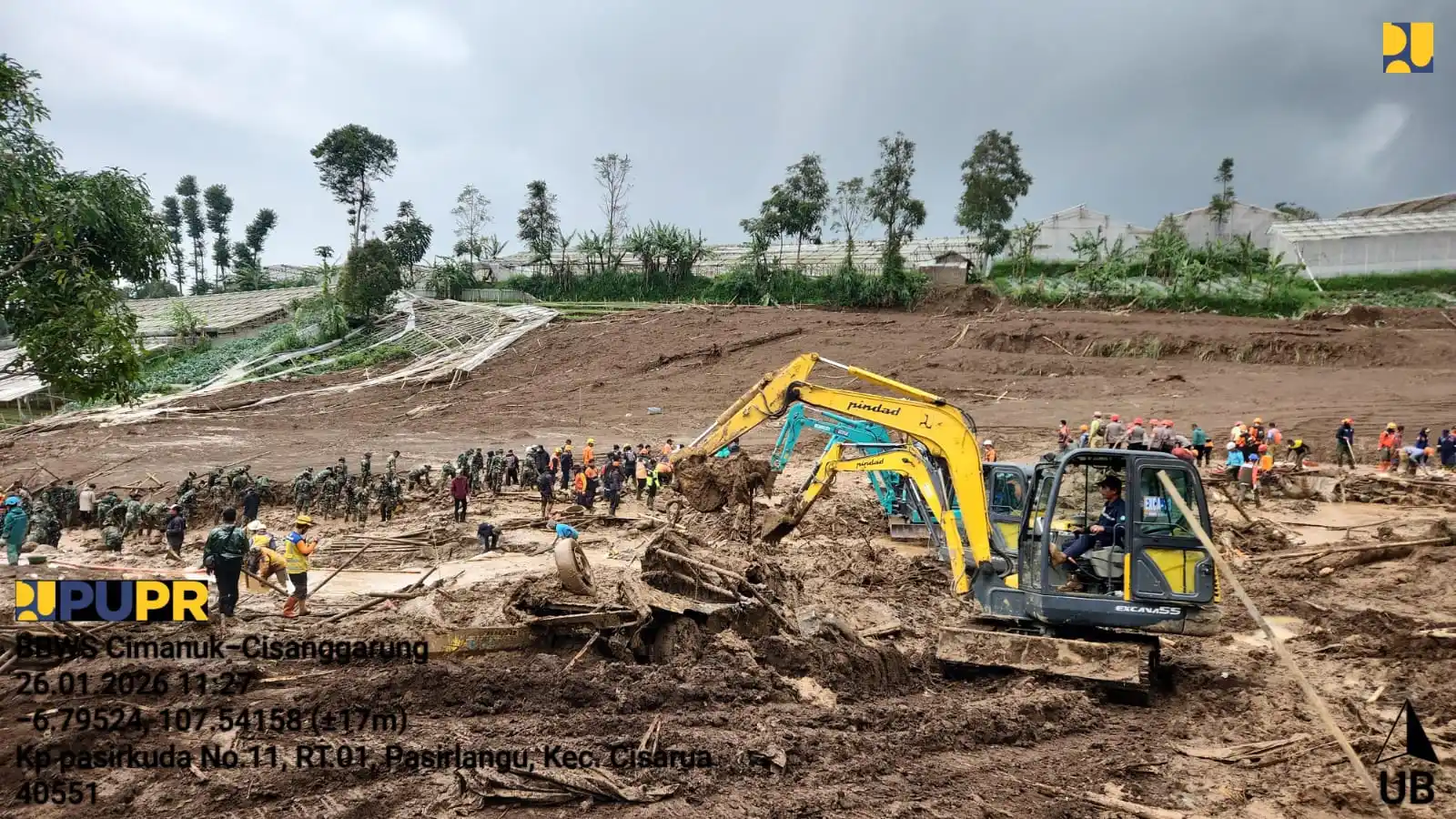 Kementerian Pekerjaan Umum (PU) mengerahkan belasan Excavator untuk perkuat penanganan bencana di Cisarua, Kabupaten Bandung Barat, Provinsi Jawa Barat. Foto: PU/MI