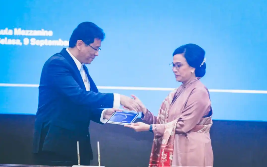 Menteri Keuangan Purbaya Yudhi Sadewa (kiri) menerima memori jabatan dari pejabat lama Sri Mulyani Indrawati saat serah terima jabatan di kantor Kemenkeu, Jakarta, Selasa 9 september 2025.