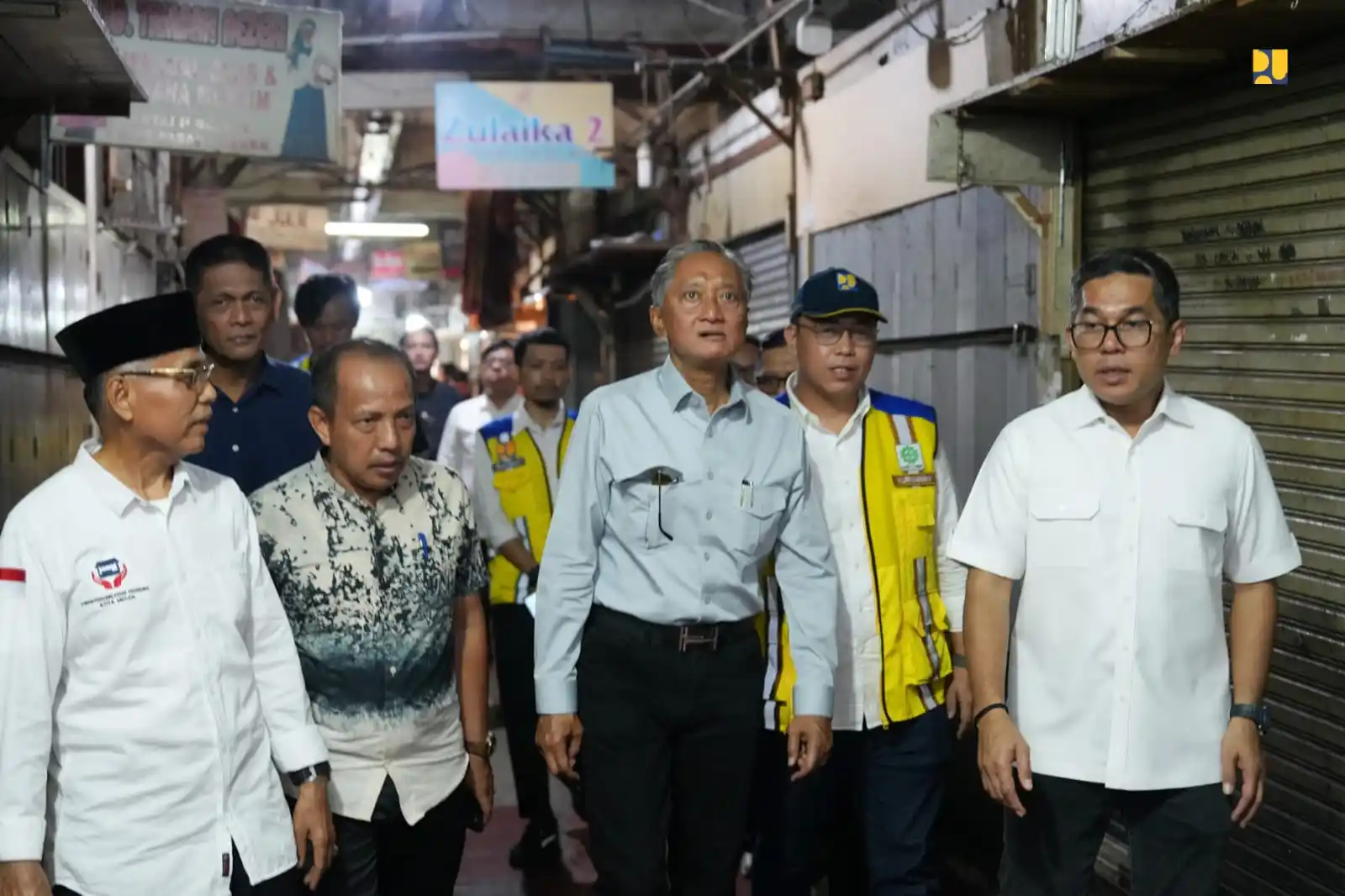 Menteri Pekerjaan Umum, Dody Hanggodo meninjau Pusat Pasar Medan yang sudah sepantasnya dilakukan renovasi, Minggu (9/11). (Foto: PU)