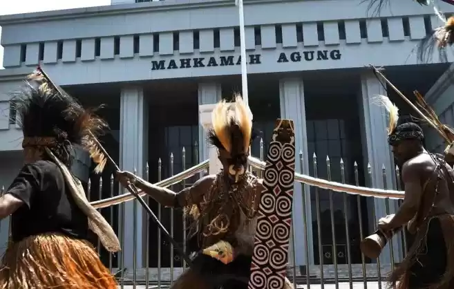 Sekelompok masyarakat adat berdemo di depan gedung Mahkamah Agung (MA) (Foto: MI/Ant)