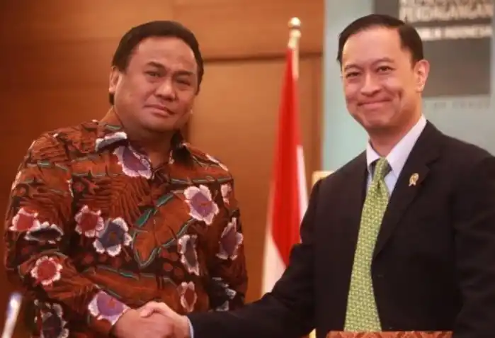 antan Menteri Perdagangan Rachmat Gobel (kiri) berjabat tangan dengan Menteri Perdagangan Thomas Lembong (kanan) usai serah terima jabatan di Kantor Kementerian Perdagangan, Jakarta, Rabu (12/8/2015)