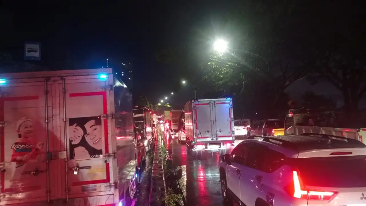 Kondisi antrean ribuan kendaraan di Jalan Soekarno Hatta, Kota Bandung, Jawa Barat pada Jumat (7/3/2025) malam pukul 18.53 WIB. (Foto: Sugiyanto/MI)