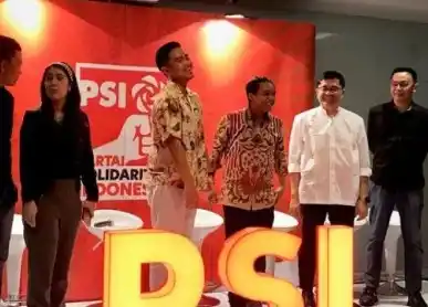Ketua Umum PSI Kaesang Pangarep (keempat kiri) dan Sekretaris Jenderal PSI Raja Juli Antoni (keempat kanan) di kantor pusat PSI, Jakarta, Kamis, 25 Juli 2024, selepas memberikan surat rekomendasi kepada 23 bakal calon kepala daerah.