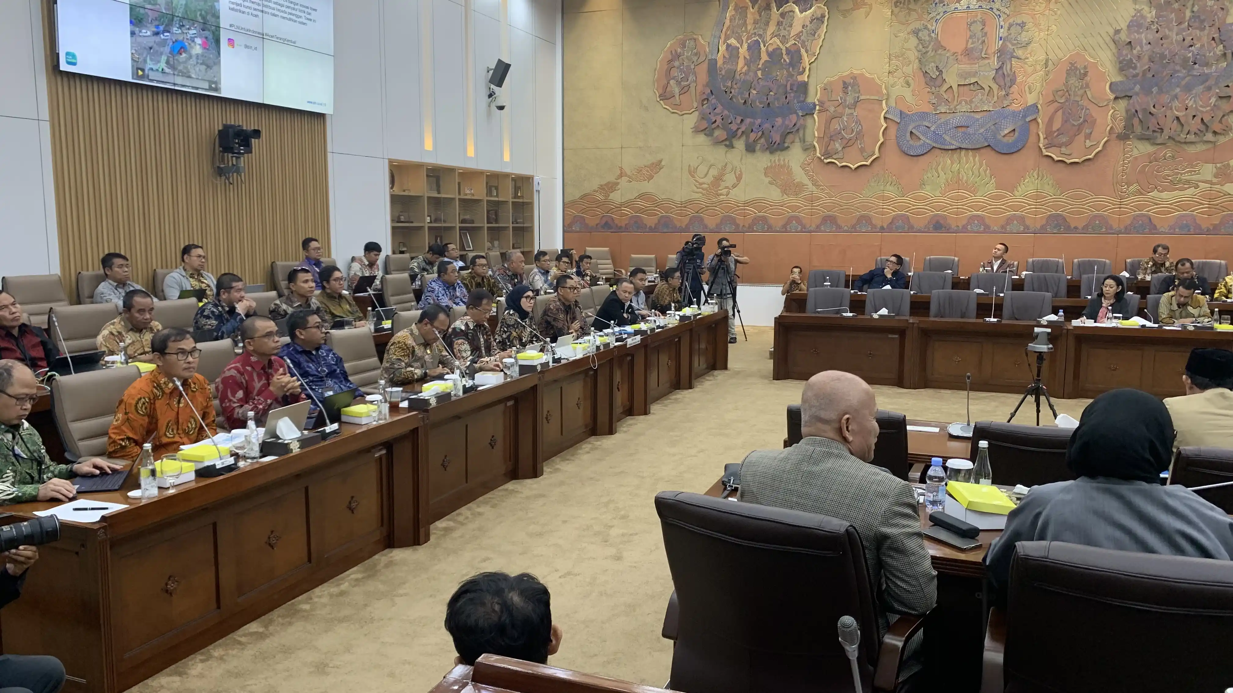 Rapat Kerja Komisi VI DPR RI dengan Direktur Utama PT PLN, Darmawan Prasojo di Gedung DPR RI, Jakarta, Rabu (21/1/2026). Foto:MI/Zul Sikumbang