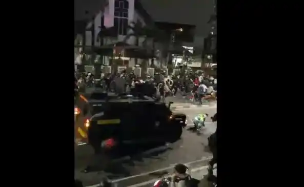 Sebuah Kendaraan Taktis (rantis) milik Korps Brimob Polri yang dipakai untuk memecah massa demonstran di daerah Pejompongan, Jakarta Pusat, Kamis (28/8/2025), melindas seorang pengemudi ojek online yang berada di lokasi. Foto: Dok MI