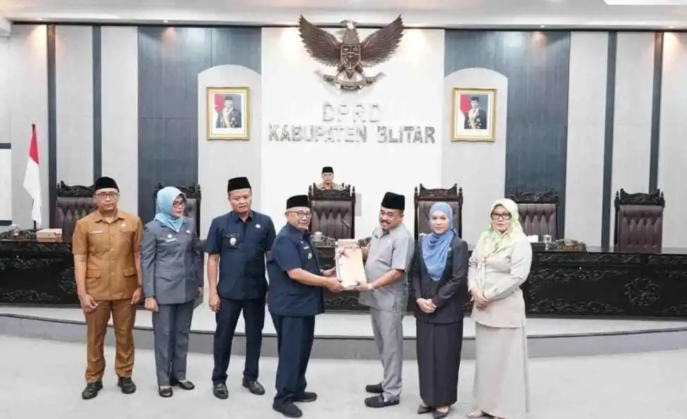 Penyerahan resmi dokumen Raperda APBD Tahun Anggaran 2026 dari Bupati Blitar kepada pimpinan DPRD Kabupaten Blitar (Foto: Dok MI/Joko Prasetyo)