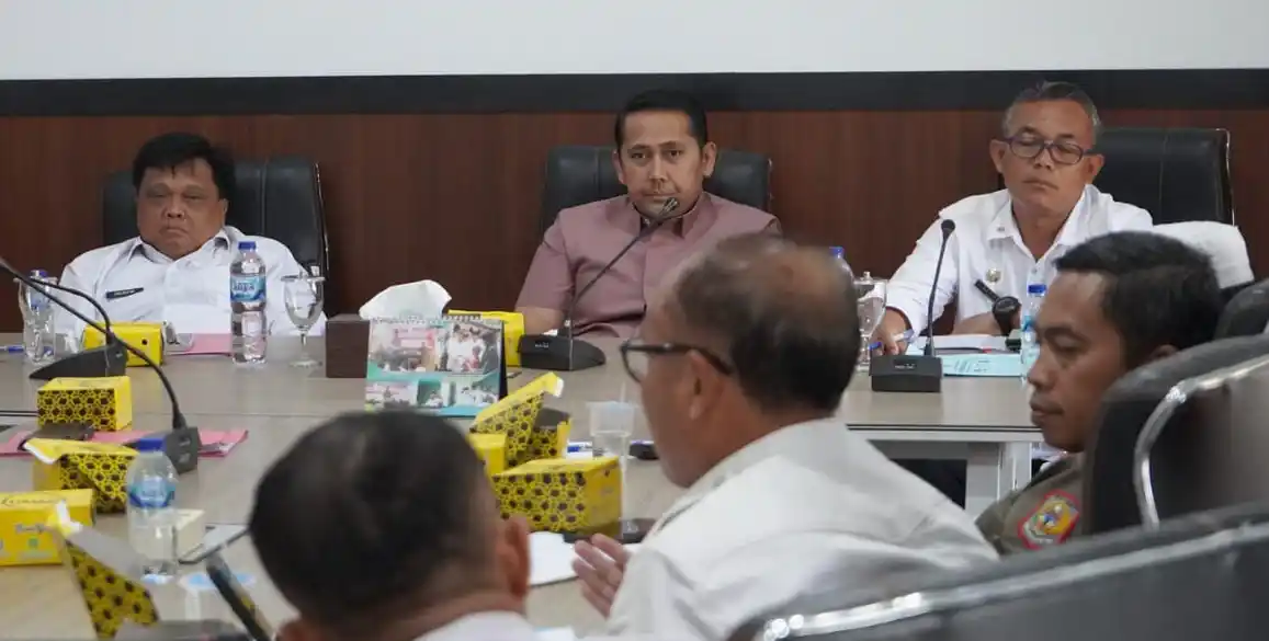Bupati Merangin, HM Syukur (tengah) pada rapat Penertiban Pasar dan Penataan Kawasan Kota Bangko di kantor Bupati Merangin, Provinsi Jambi, Rabu (24/9/2025). (Foto : Ist).