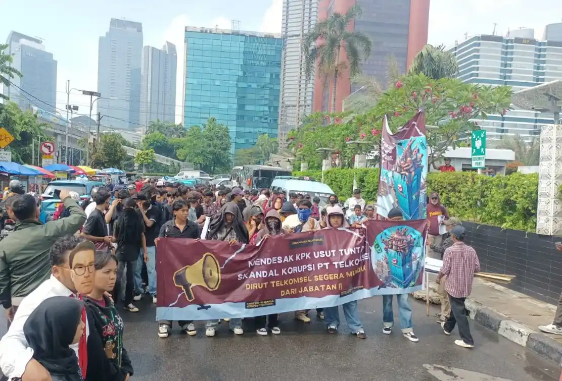 Ratusan massa aksi Lingkar Aksi Telkomsel Rabu siang (14/5/2025) menggeruduk Gedung PT Telekomunikasi Selular (Telkomsel) Gatot Subroto Jakarta.