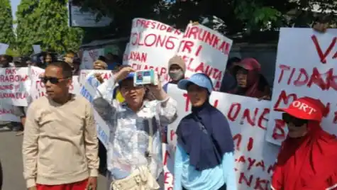 Ratusan pelaku usaha perikanan dan nelayan Cilacap demo tolak VMS. (MI/Estanto)