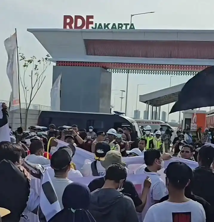 Demo warga di RDF Rorotan, Jakarta Utara [Foto: Tangkapan layar]