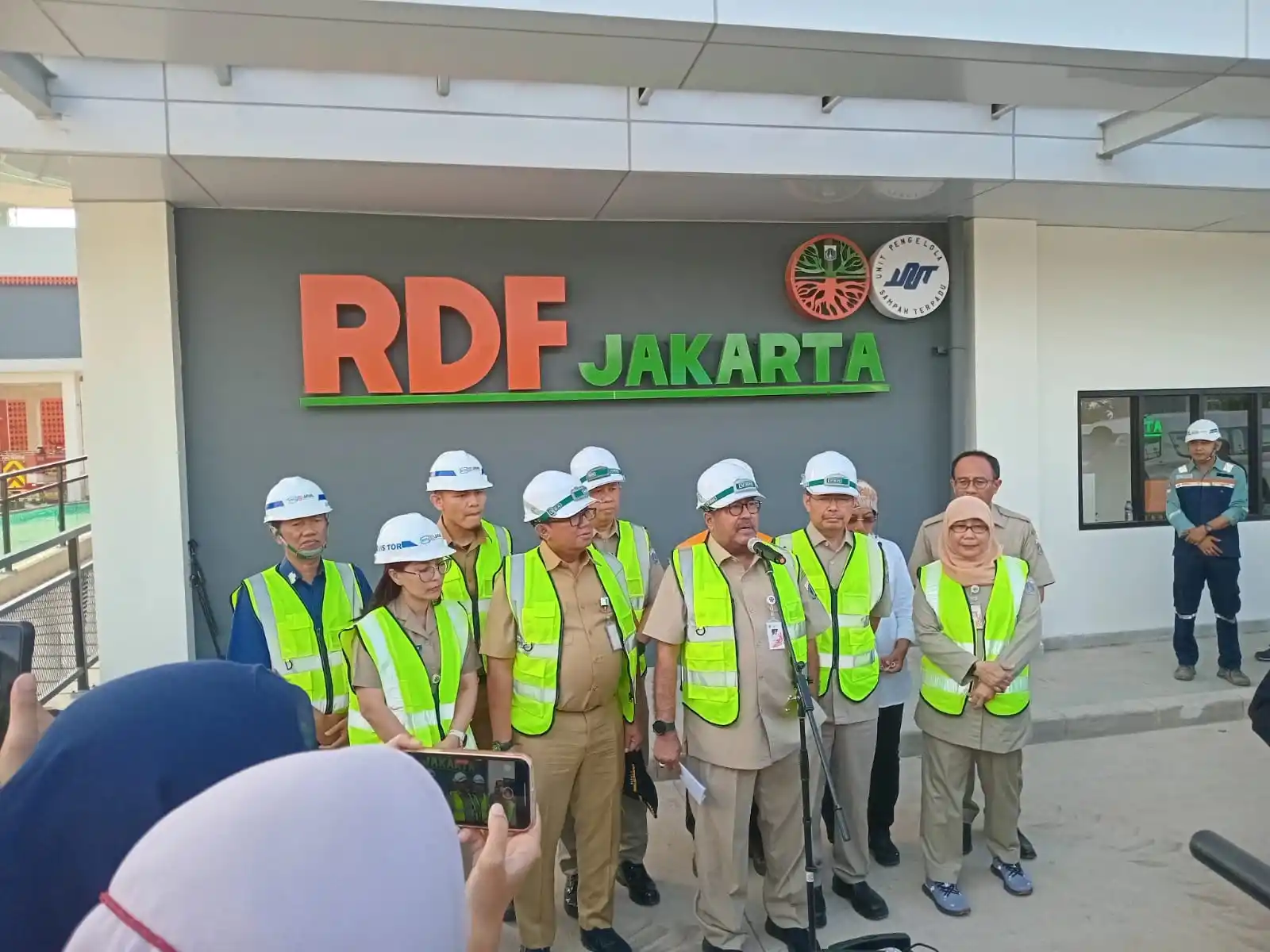 Wakil Gubernur DKI Jakarta, Rano Karno saat meninjau RDF Plant Rorotan pada Selasa (25/2/2025). [Foto: Ist]