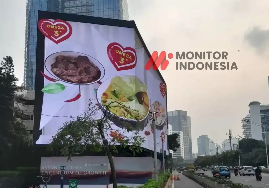 Reklame raksasa ‘Videotron’ diduga tidak memiliki izin berdiri di trotoar Jalan Protokol Jenderal Sudirman, Kecamatan Setia Budi Jakarta Selatan. (Foto: Dok MI)