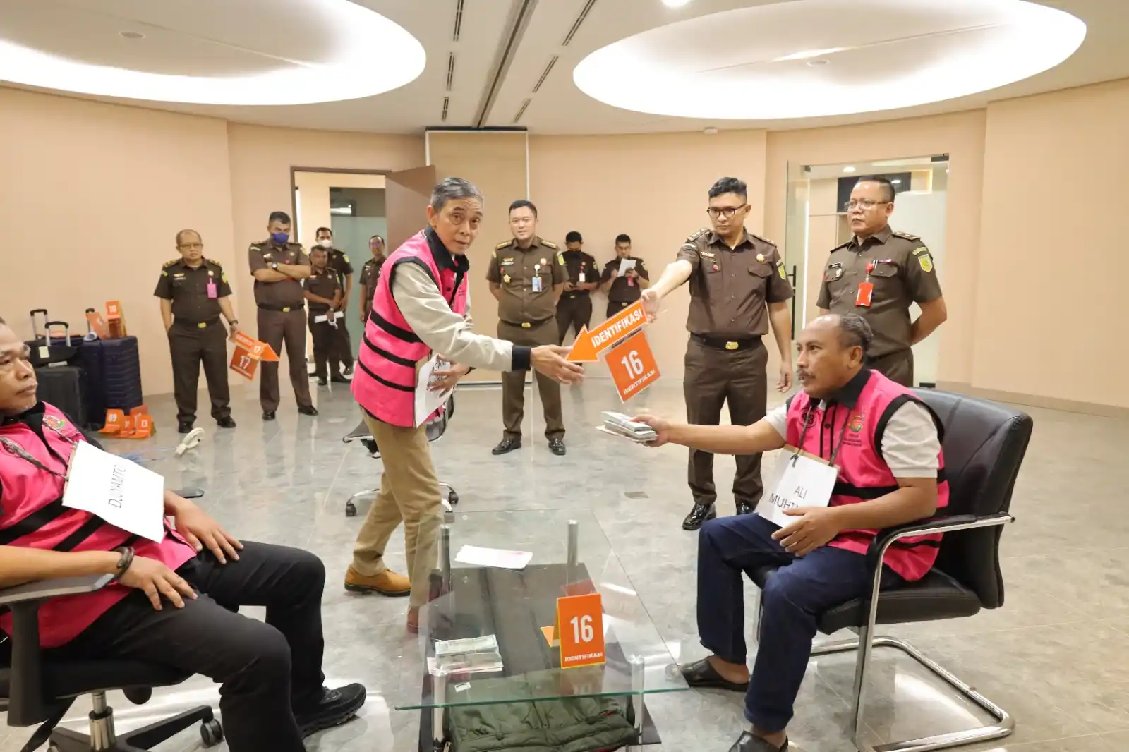 Adegan rekonstruksi kasus suap pengurusan perkara korupsi minyak goreng dengan terdakwa korporasi yang terjadi di Pengadilan Tindak Pidana Korupsi (Tipikor) pada Pengadilan Negeri (PN) Jakarta Pusat (Foto: Dok MI)