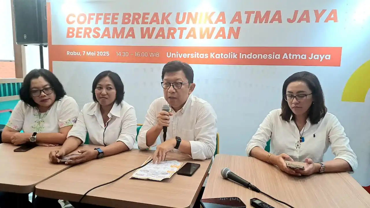 Rektor Unika Atma Jaya, Prof. Dr. dr. Yuda Turana, Sp.S(K) saat memaparkan penyaluran beasiswa. (Foto: Rizal)