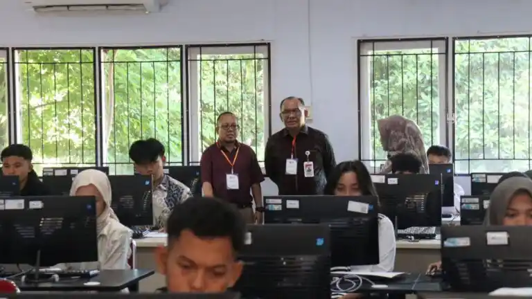 Rektor UNJA bersama jajaran wakil rektor meninjau langsung pelaksanaan SMMPTN-Barat 2025 (Fot: Dok/MI)