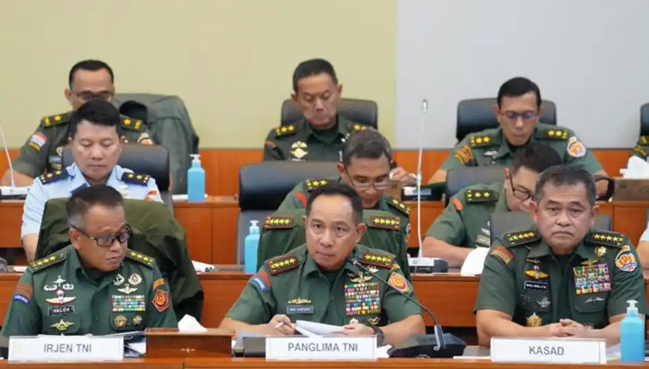 Panglima TNI Jenderal TNI Agus Subiyanto menghadiri Rapat Dengar Pendapat (RDP) dengan Komisi I DPR RI terkait Rancangan Undang-Undang (RUU) Perubahan atas Undang-Undang Nomor 34 Tahun 2004 tentang TNI. Rapat ini berlangsung di Ruang Rapat Banggar DPR RI, Jakarta Pusat, pada Kamis (13/3/2025).