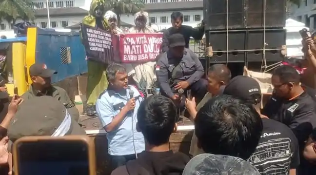 Ribuan orang saat menggelar aksi damai di depan Gedung Sate, di Jalan Diponegoro, Kota Bandung, yang mendesak Gubernur Jawa Barat, Dedi Mulyadi agar mencabut larangan study tour, Senin (21/7/2025). (Foto: MI/Sugiyanto)