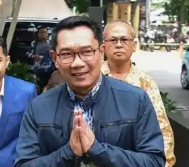Ridwan Kamil menuju loby KPK, Selasa (2/12/2025) (Foto: Dok MI/Aswan)