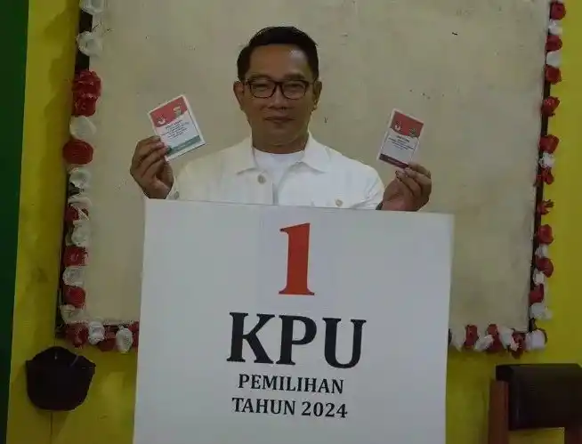 Ridwan Kamil mencoblos di Kelurahan Ciumbuleuit, Bandung, Jawa Barat, Rabu (27/11/2024)