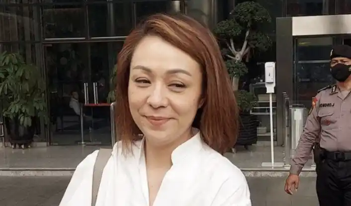 Mantan istri Direktur Utama PT Taspen Antonius Nicholas Stephanus Kosasih, Rina Lauwy, memenuhi undangan KPK untuk klarifikasi soal dugaan korupsi di PT Taspen (Persero) di Gedung Merah Putih KPK, Jakarta.