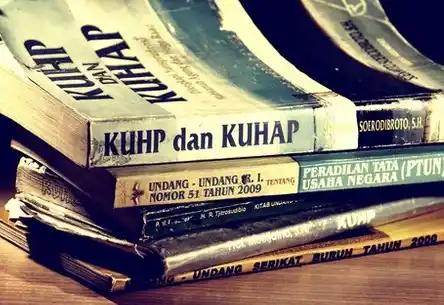 KUHP dan KUHAP (Foto: Dok MI/Net/Ist)