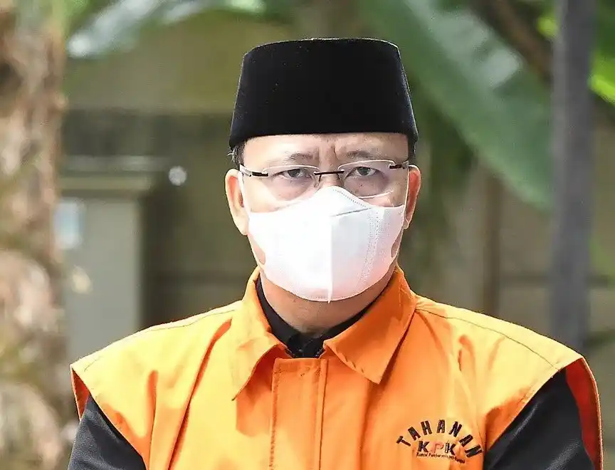 Tersangka kasus pemerasan dan gratifikas Rohidin Mersyah tiba untuk menjalani pemeriksaan di Gedung Merah Putih, KPK, Jakarta, Senin (10/3/2025)