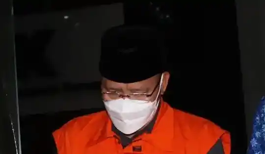 Gubernur nonaktif Benkulu Rohidin Mersyah mengenakan rompi tahanan KPK (Foto: Dok MI)