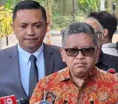 Ronny Talapessy di belakang Hasto Kristiyanto saat di KPK (Foto: Dok MI)