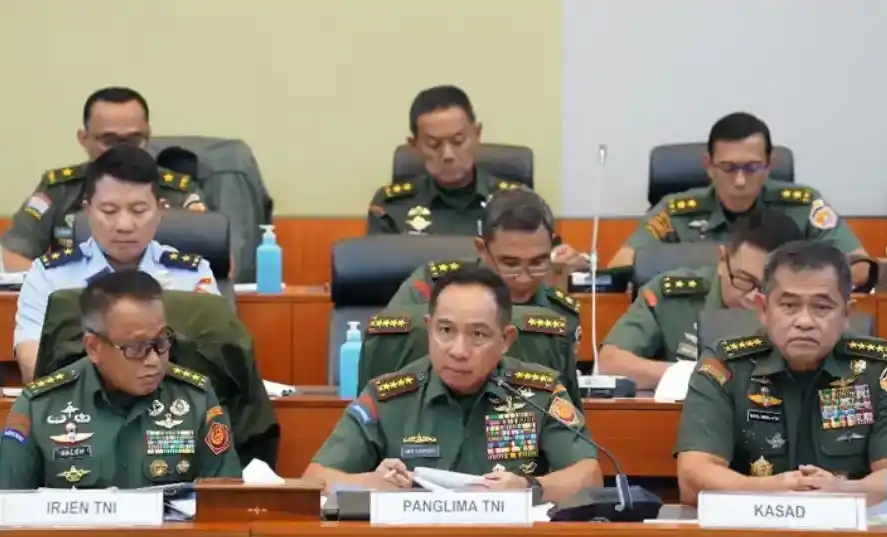 Panglima TNI Jenderal Agus Subiyanto (tengah) melakukan rotasi dan mutasi terhadap 86 perwira tinggi (pati) dari tiga matra, meliputi TNI Angkatan Darat, TNI Angkatan Laut, dan TNI Angkatan Udara.