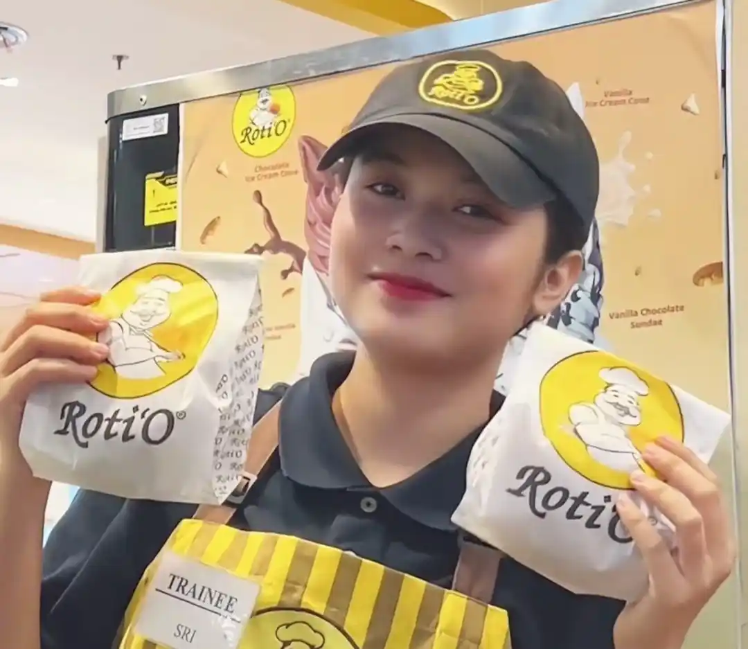 Seorang penjaga outlet sedang menunjukkan dua bungkus Roti'O (Foto: Instagram)